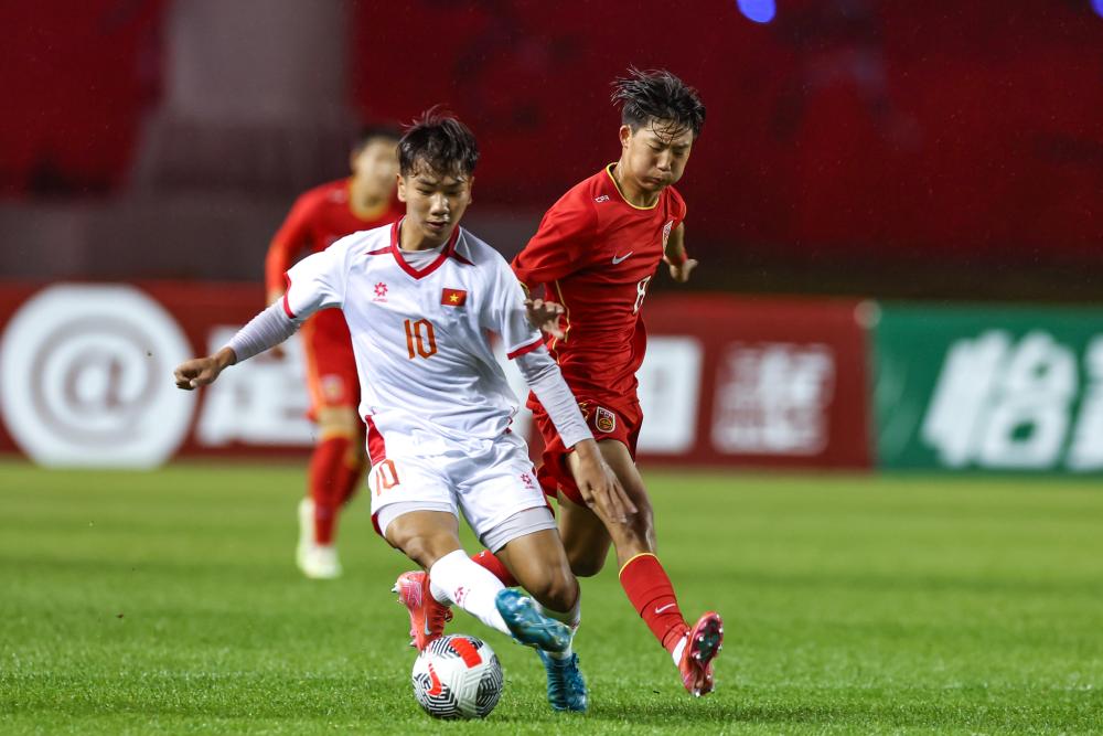 斯洛特：我们没有可用的边锋，派出两名9号球员是合乎逻辑的