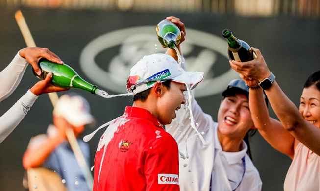 网红“小溥仪”现场观战北京国安比赛，与张稀哲合影留念